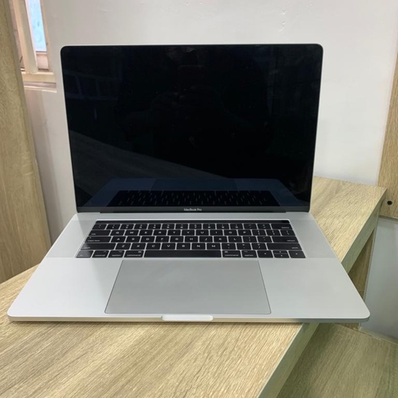 Apple MacBook Pro 2017- 15 inches